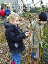 Pupils use stretchy willow ties to build the sculpture