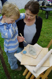 Even small people can design their own tile to take home